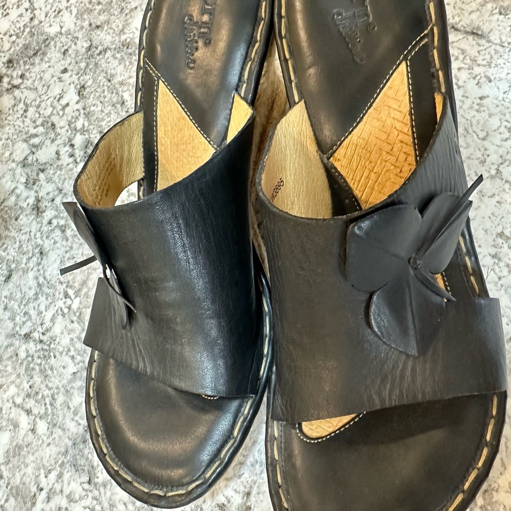 Born espadrille wedge sandals, Black leather, Flower Detail, Size 10 - Picture 2 of 12